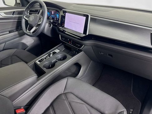 Used 2024 Volkswagen Atlas Cross Sport SE FWD image 36
