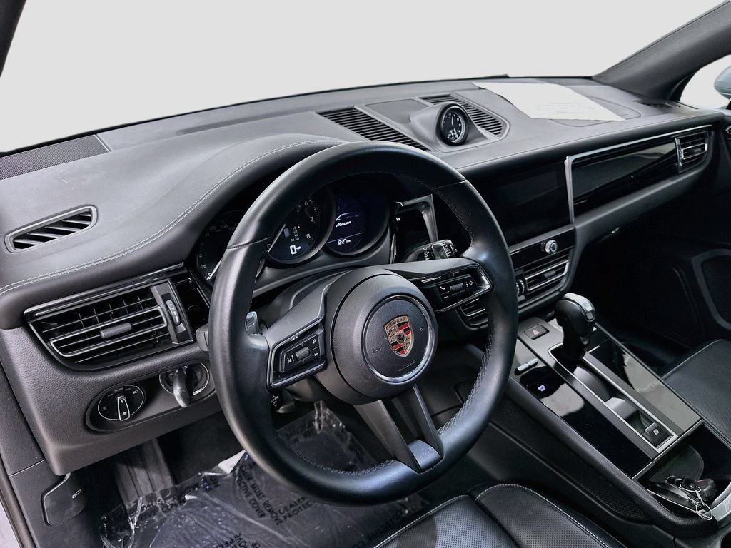 Certified 2025 Porsche Macan AWD/4WD image 4