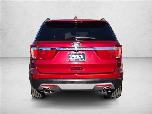 Used 2017 Ford Explorer XLT image 7