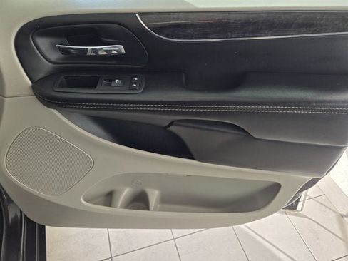 Used 2015 Chrysler Town & Country Touring w/ Driver Convenience Group image 3