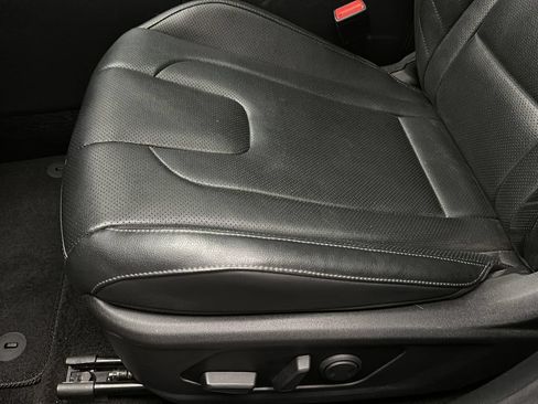 Certified 2025 Hyundai Elantra Limited FWD image 12