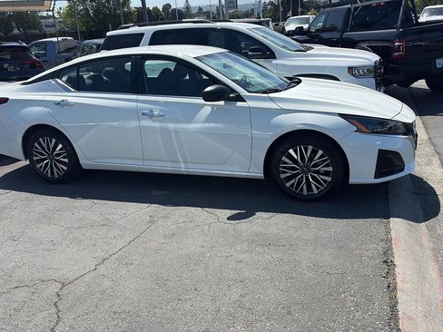 Used 2025 Nissan Altima 2.5 SV FWD image 18