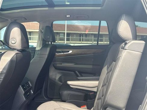 Used 2025 Volkswagen Atlas SE FWD image 24