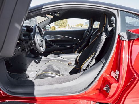 Used 2023 McLaren Artura image 30