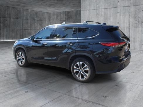 Used 2020 Toyota Highlander XLE FWD image 3
