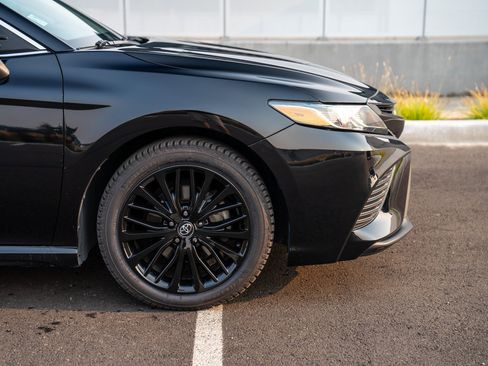 Used 2019 Toyota Camry SE FWD image 9