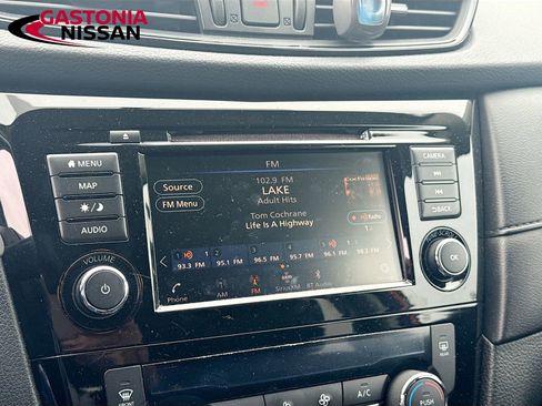 Used 2018 Nissan Rogue SV w/ Premium Package image 19