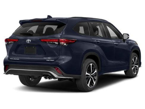 Used 2022 Toyota Highlander XLE FWD image 2