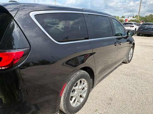 Used 2025 Chrysler Pacifica Select FWD image 8
