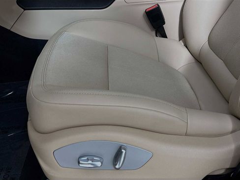 Certified 2025 Porsche Macan image 12