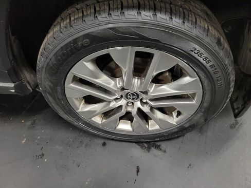 Used 2021 Toyota RAV4 XLE Premium image 10