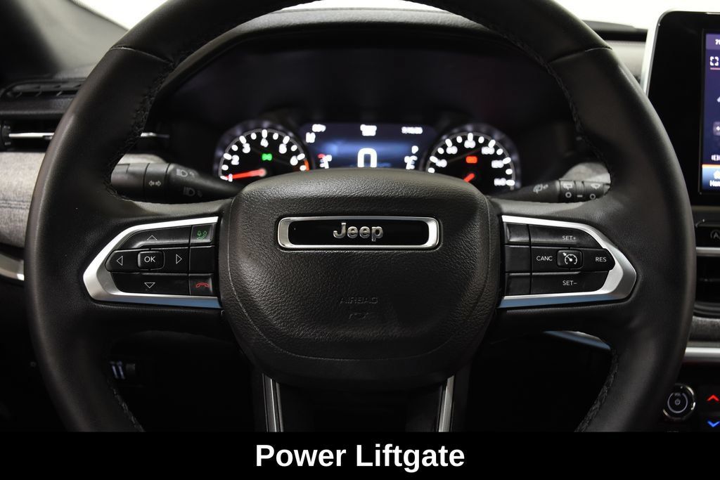 Used 2025 Jeep Compass Latitude w/ Sun & Sound Group AWD/4WD image 17