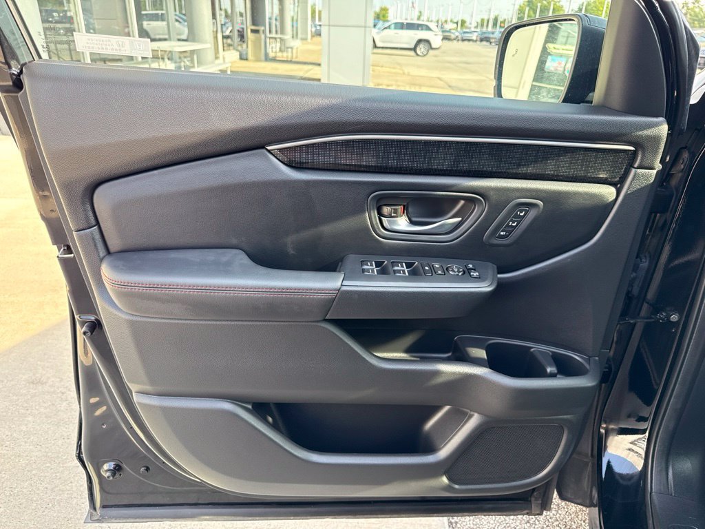 Used 2025 Honda Pilot Black Edition image 17