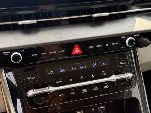 Used 2022 Kia Carnival EX FWD image 11