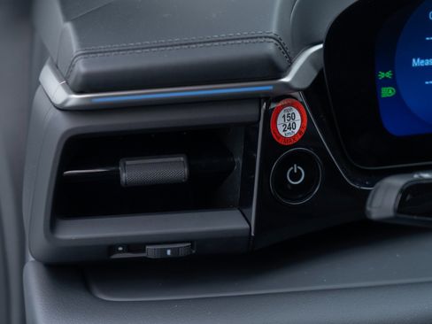 Certified 2025 Porsche Macan Electric image 29