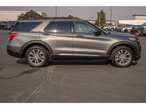 Used 2022 Ford Explorer XLT w/ Equipment Group 202A AWD/4WD image 2