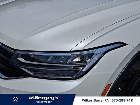Certified 2022 Volkswagen Tiguan SE R-Line AWD/4WD image 10