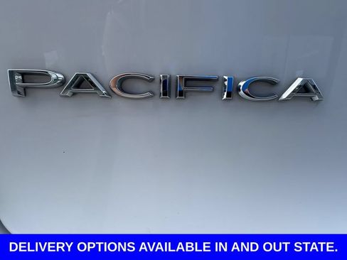 Used 2022 Chrysler Pacifica Touring-L FWD image 29