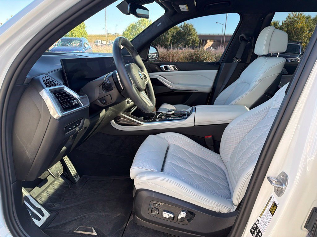 Used 2024 BMW X7 xDrive40i w/ M Sport Package AWD/4WD image 10