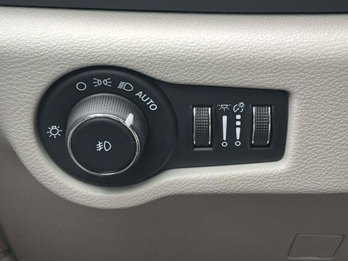 Used 2023 Chrysler Pacifica Touring-L FWD image 43
