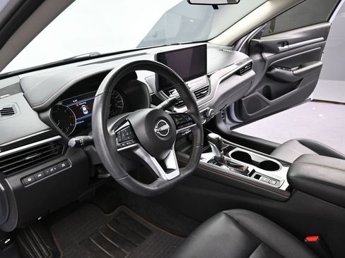 Used 2024 Nissan Altima 2.0 SR FWD image 11