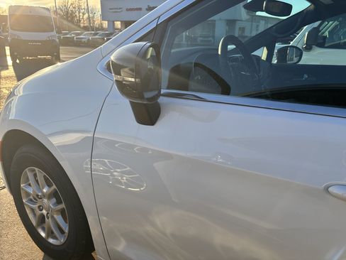 New 2026 Chrysler Pacifica Select image 14