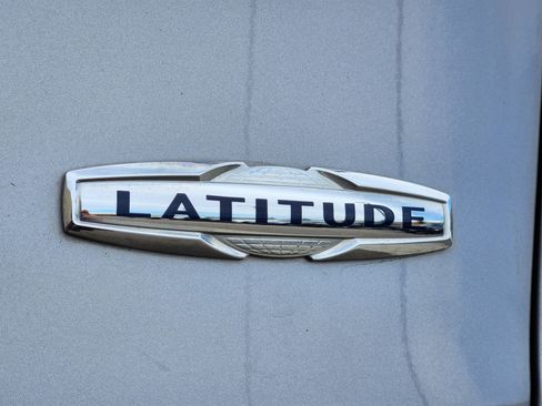 Used 2018 Jeep Cherokee Latitude Plus w/ Comfort/Convenience Group image 13