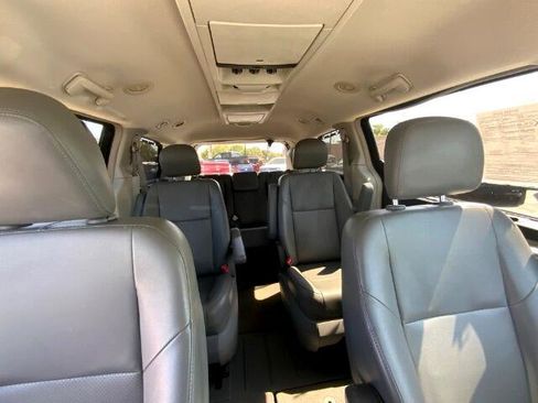 Used 2013 Volkswagen Routan SE image 26