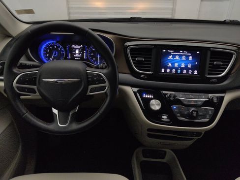 Used 2018 Chrysler Pacifica Touring-L w/ Tire & Wheel Group FWD image 22