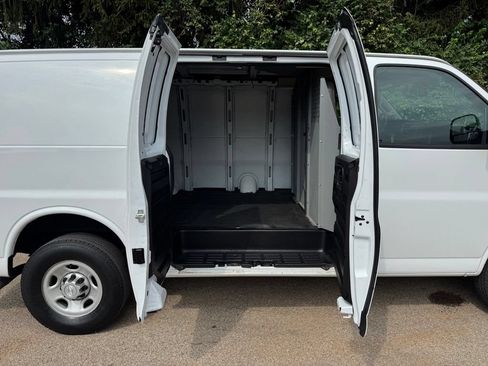 Used 2017 Chevrolet Express 2500 RWD image 15