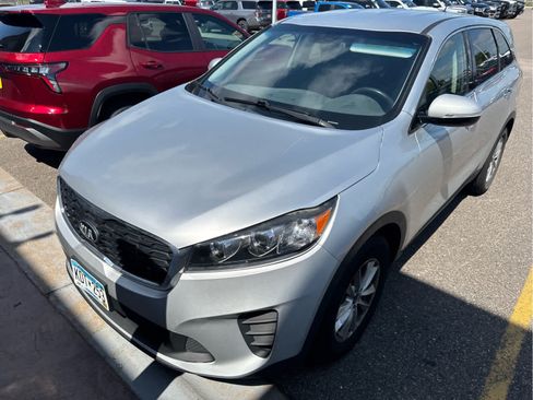 Used 2019 Kia Sorento FWD V6 image 2
