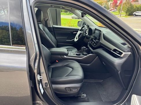 Used 2022 Toyota Highlander XLE image 21