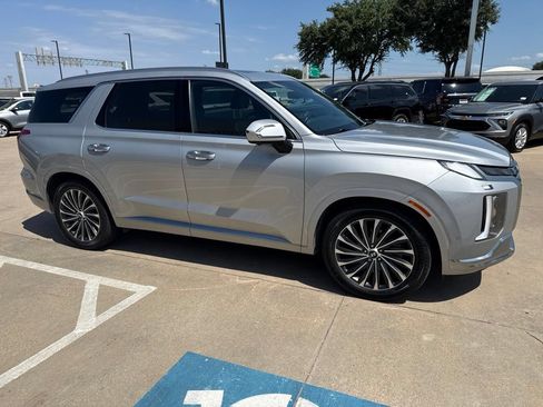 Used 2023 Hyundai Palisade Calligraphy FWD image 3