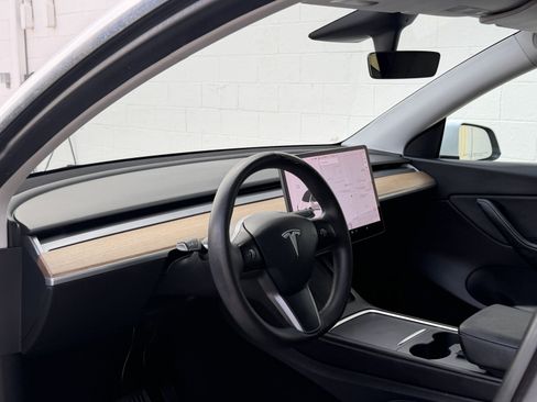 Used 2021 Tesla Model Y Long Range AWD/4WD image 16