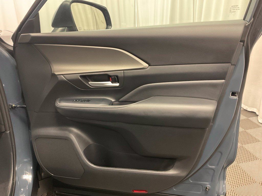 Used 2025 Toyota Grand Highlander AWD image 29