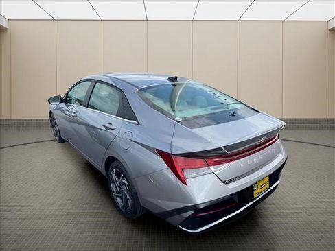 Used 2025 Hyundai Elantra SEL FWD image 18