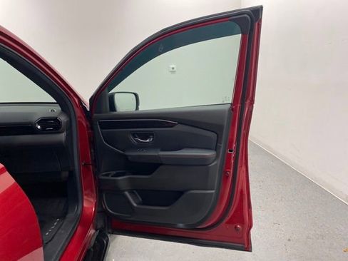 Used 2025 Honda Pilot Black Edition image 33