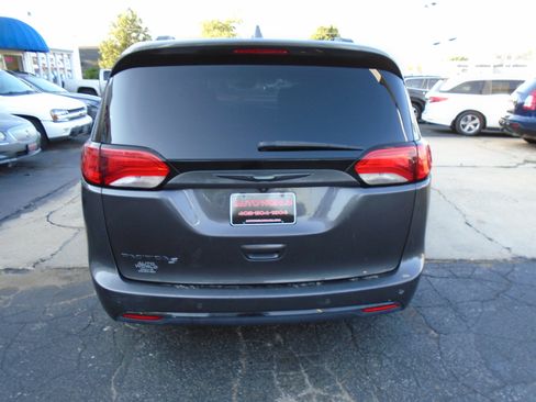 Used 2018 Chrysler Pacifica Touring-L w/ Advanced Safetytec Group FWD image 3