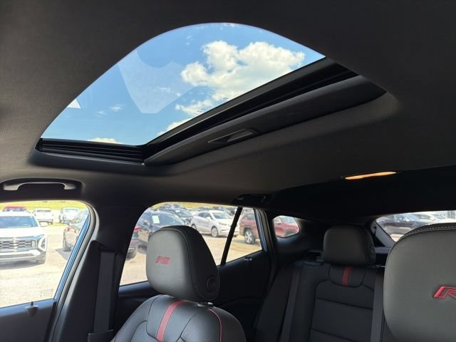 Used 2024 Chevrolet Trax RS w/ Sunroof Package FWD image 23