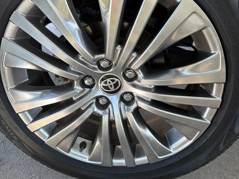 Used 2024 Toyota Venza XLE AWD/4WD image 11