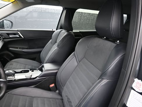 Used 2025 Mitsubishi Outlander SE image 10