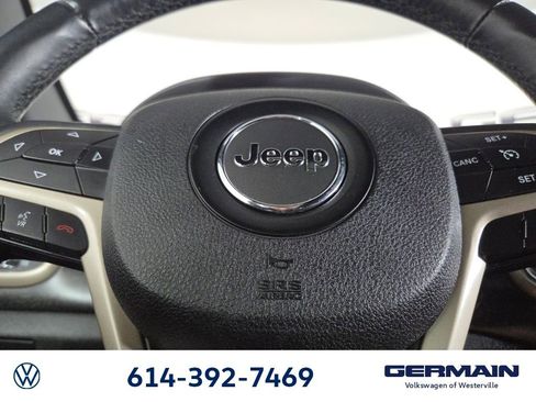 Used 2017 Jeep Grand Cherokee Laredo image 24