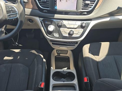 Used 2024 Chrysler Voyager LX FWD image 5