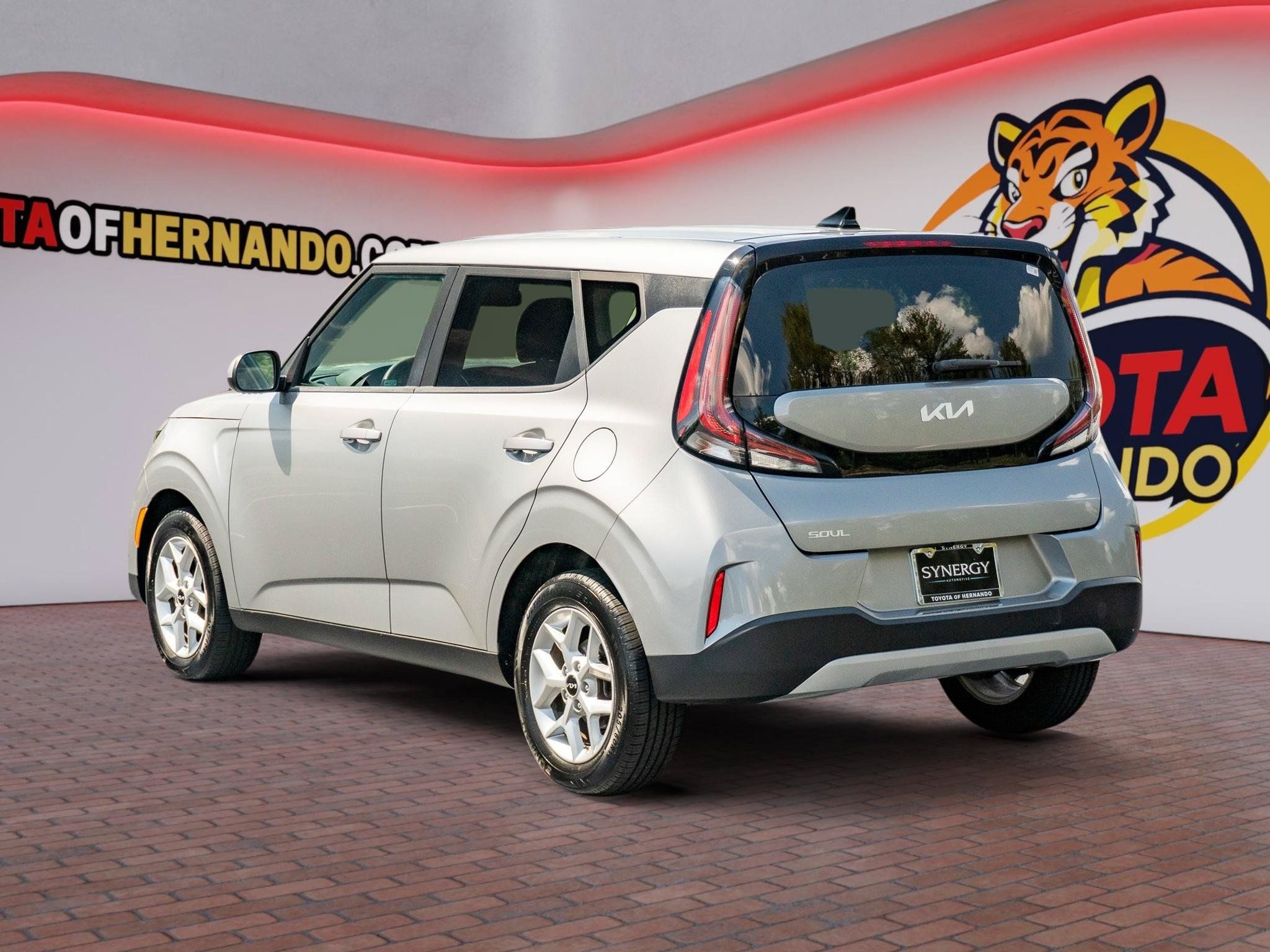 Used 2023 Kia Soul LX w/ LX Technology Package FWD image 8