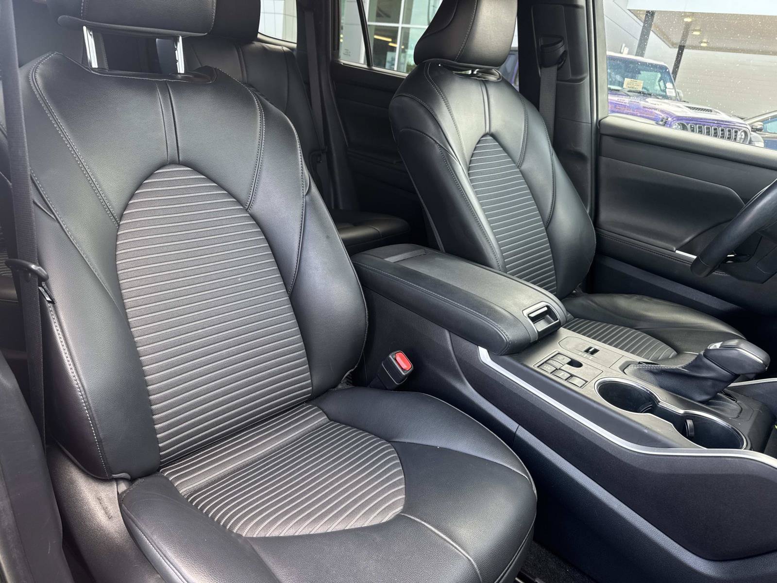 Used 2023 Toyota Highlander XSE FWD image 12