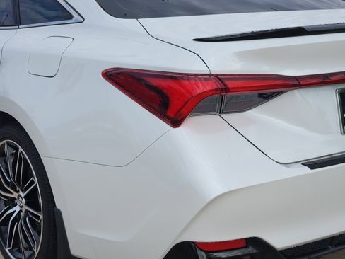 Used 2020 Toyota Avalon XSE image 5