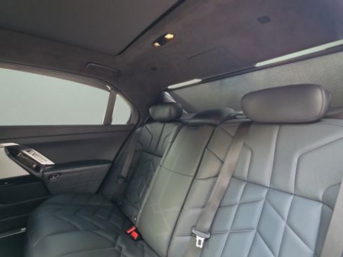 Used 2025 BMW 760i xDrive w/ Executive Package AWD/4WD image 32