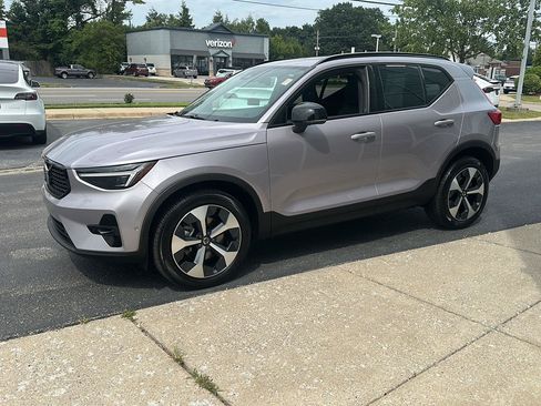 Used 2026 Volvo XC40 B5 Plus AWD/4WD image 7