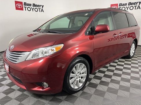 Used 2011 Toyota Sienna Limited image 25