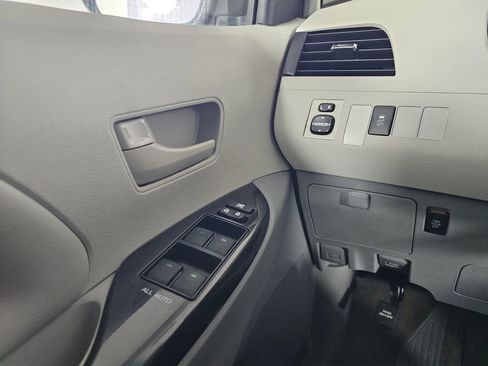 Used 2011 Toyota Sienna LE image 35